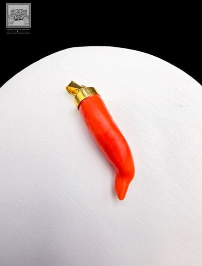 Pendentif sertie de corail
or jaune18K 750/°°°
Ht....