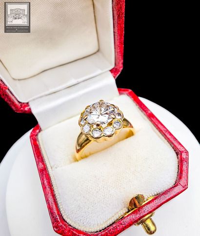 Bague en or jaune 18K 
Sertie au centre d'un...
