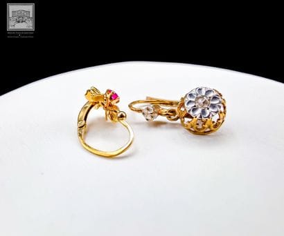 Lot de deux pendants d'oreilles dépareillés...