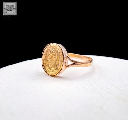 Bague en or 18K 750/°°°
Sertie d'un médaillon...