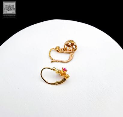 Lot de deux pendants d'oreilles dépareillés...