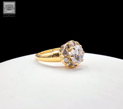 Bague en or jaune 18K 
Sertie au centre d'un...