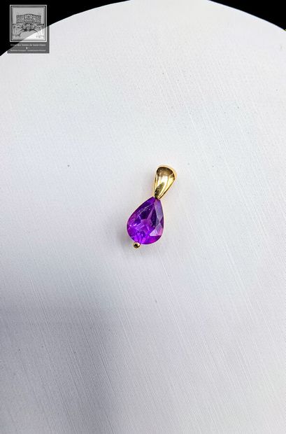 Pendentif sertie d'une améthyste en forme...