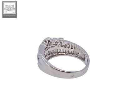 Bague en or blanc 750°/.(18K) 6g15 ornée...