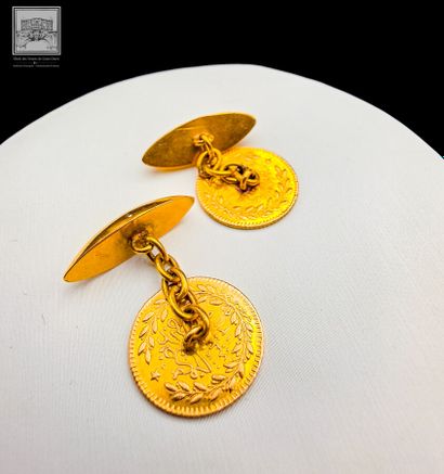 Paire de boutons de manchette
Or 18K 750/°°°
sertie...