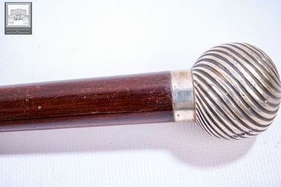 Canne avec pommeau en argent 800/°°°
Poinçon...