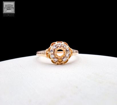Bague en or 18K 750/°°°
Sertie de 9 pierres...