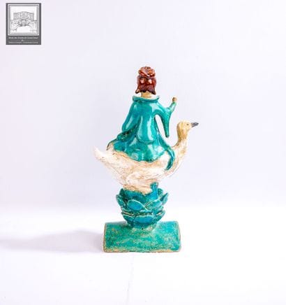 CHINE, 
Tuile faitière en grès émaillé polychrome...