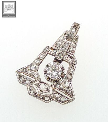 Pendentif Art Déco 
Or et platine 750/°°°...