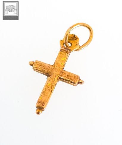 Petite croix en or jaune 18K 750/°°°
Poids...
