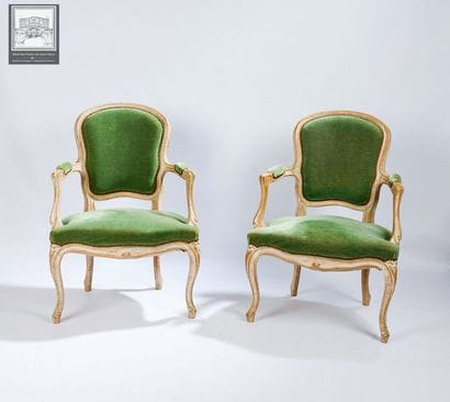 Paire de fauteuils cabriolet
Style Louis...