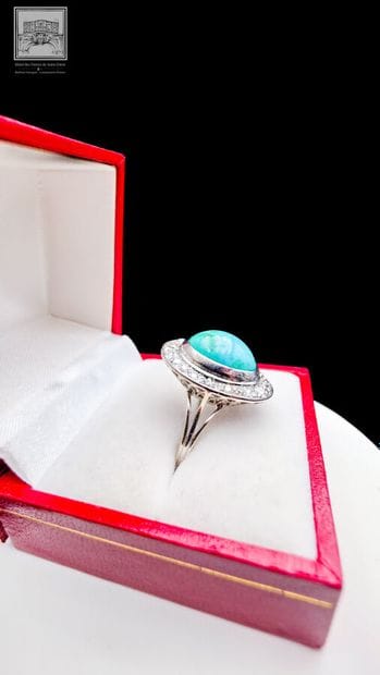 Bague cocktail de forme ovale en or gris...