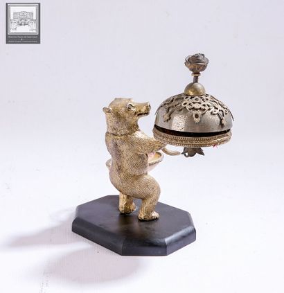 Sonnette figurant un ours 
Ours tenant un...