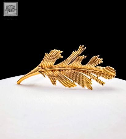 Brooch with feather design
18K yellow gold...