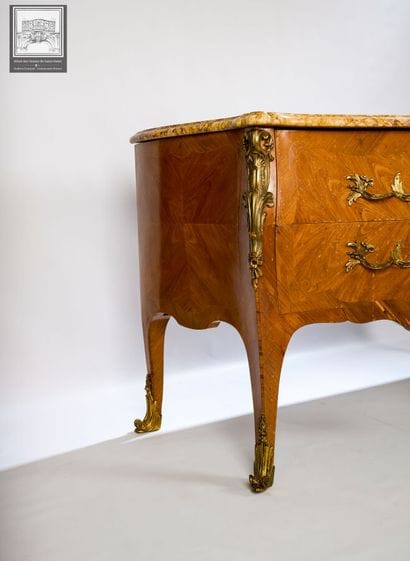 Commode 
Style Louis XV
Bois 
Décor de frisage...