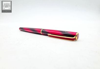 SAILOR
Stylo plume
Plume en or jaune 18K
Corps...