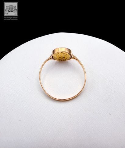 Bague en or 18K 750/°°°
Sertie d'un médaillon...
