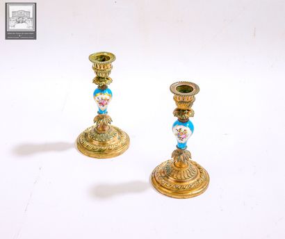 Paire de flambeaux,
 bronze doré et procelaine...