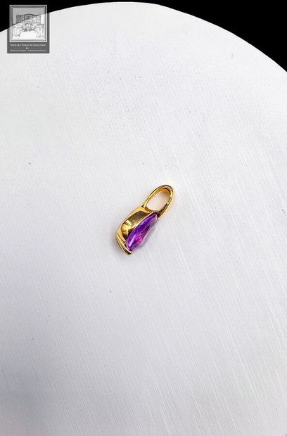 Pendentif sertie d'une améthyste en forme...