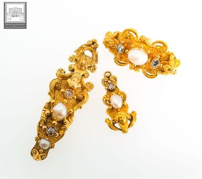 Bel ensemble de 2 broches et un pendentif...