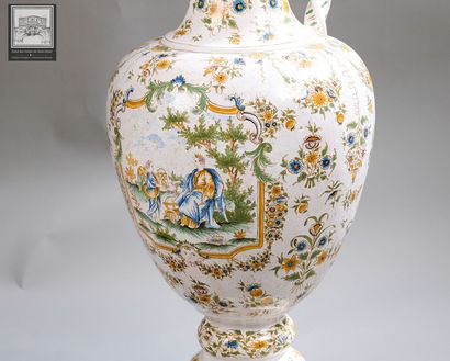 Moustiers, dans le goût de 
Paire d'aiguières
Faïence
Décor...