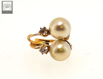 Paire de boucles d'oreille en or 18K 750/°°°
Sertie...