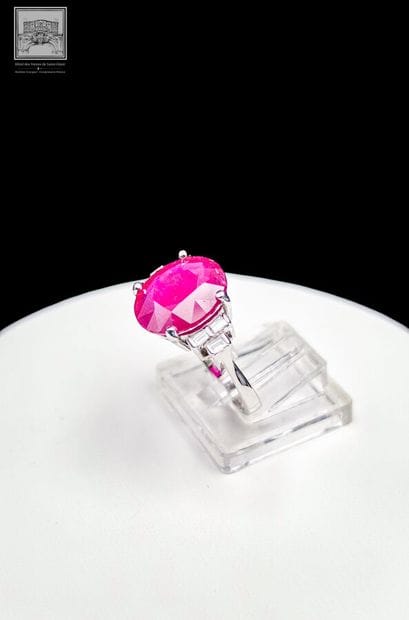 Bague de style Art Déco en or blanc 750°/.(18K)...