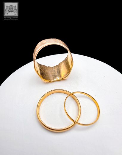 Signet ring (TDD 62) and two wedding bands...