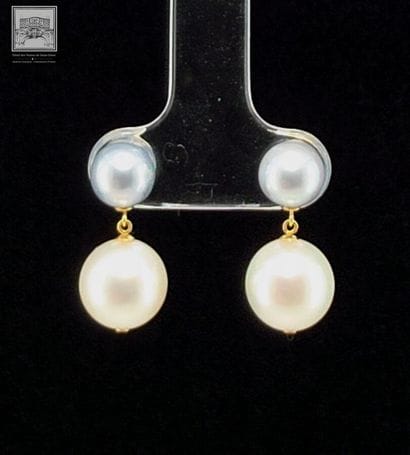 Paire de pendants d'oreilles en or jaune...
