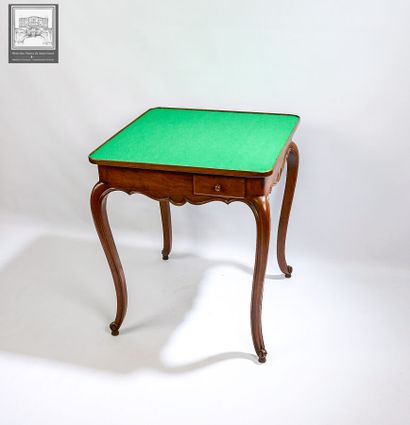 Petit table à jeux en noyer 
Fin XIXème siècle
Ouvrant...