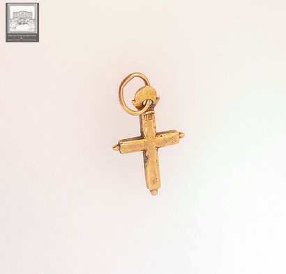 Petite croix en or jaune 18K 750/°°°
Poids...