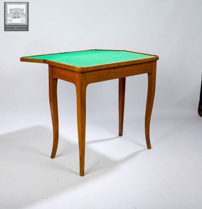 Table à jeux en noyer et bois de placage...