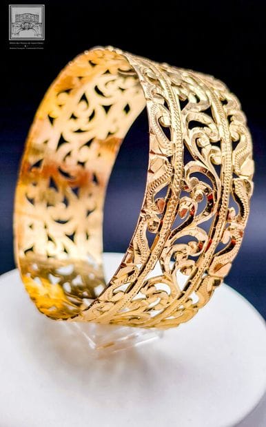 Bracelet rigide ajouré et gravé de motifs...