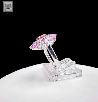 Bague Cocktail en or blanc 750°/.(18K) 4g45...