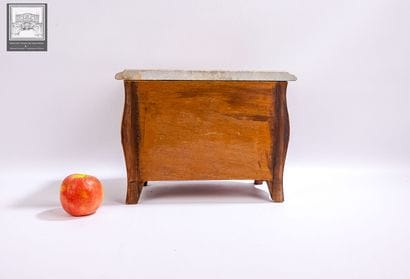 Boîte à bijoux en forme de commode de style...