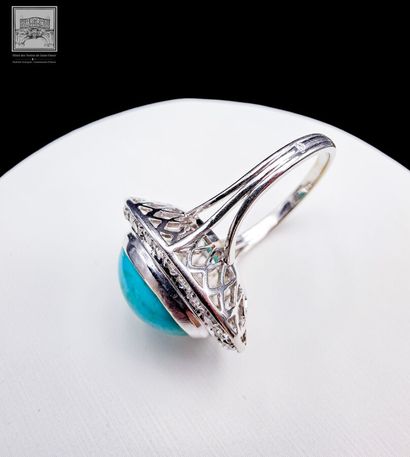 Bague cocktail de forme ovale en or gris...
