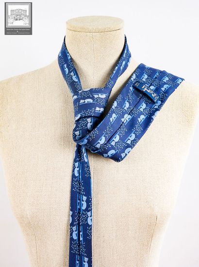 HERMES Paris, Lot comprenant :
- Cravate...