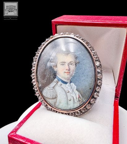 BROCHE-MÉDAILLON AU PORTRAIT D'UN OFFICIER...