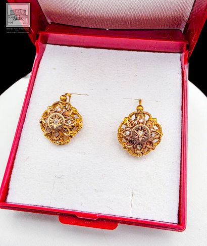Paire de boucles d'oreille en or jaune 18K...