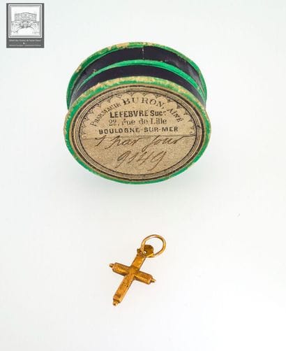 Petite croix en or jaune 18K 750/°°°
Poids...