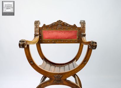Fauteuil curule ou Dagobert 
Bois sculpté...
