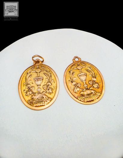 Ensemble de 2 pendentifs en or 18K 750/°°°
Poinçon...