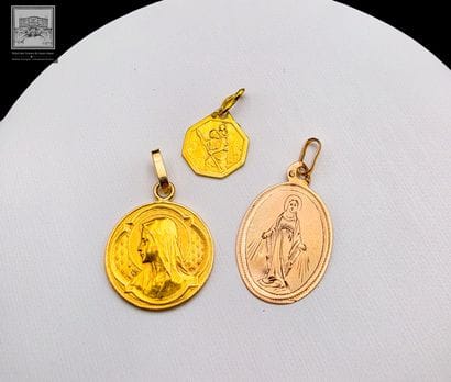 Lot de 2 pendentifs en or 18K 750/°°°
Poinçon...