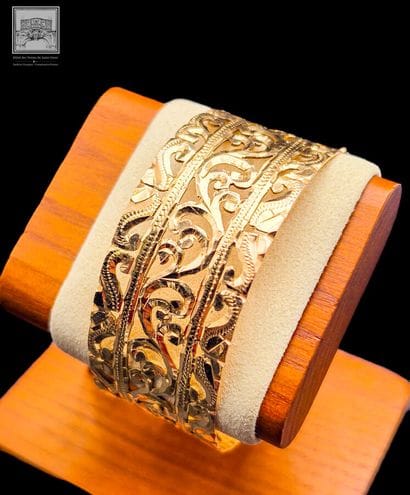 Bracelet rigide ajouré et gravé de motifs...