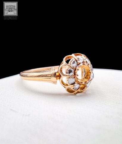Bague en or 18K 750/°°°
Sertie de 9 pierres...