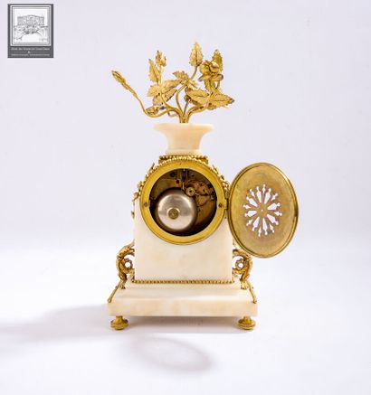 Pendule borne de style Louis XVI
Marbre blanc...