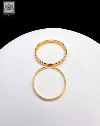 Signet ring (TDD 62) and two wedding bands...