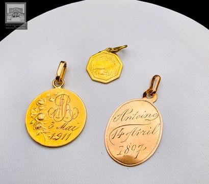 Lot de 2 pendentifs en or 18K 750/°°°
Poinçon...