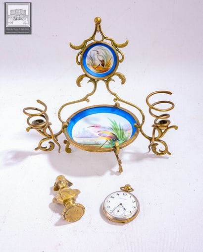 Porte-montre en bronze et porcelaine 
Epoque...