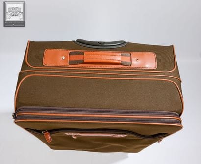LANCEL 
Valise à roulettes
Couleur marron...